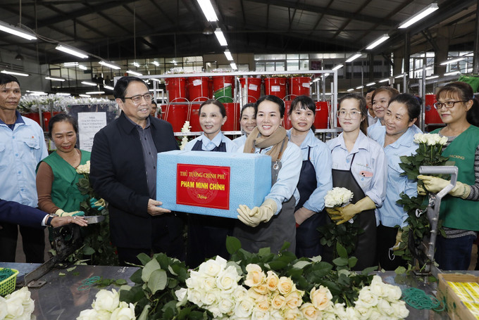 Thủ tướng Phạm Minh Chính tặng quà cho công nhân, người lao động Công ty Dalat Hasfarm. Ảnh: Dương Giang-TTXVN Thủ tướng Phạm Minh Chính: Đưa Lâm Đồng trở thành động lực tăng trưởng của Tây Nguyên và cả nước ảnh 3
