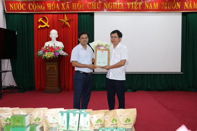 Lãnh đạo Sở Khoa học và Công nghệ tỉnh Ninh Bình trao Giấy chứng nhận đăng ký nhãn hiệu "Sen Hoa Lư - Ninh Bình" do Cục Sở hữu trí tuệ cấp. Ảnh: Đức Phương - TTXVN Công bố nhãn hiệu chứng nhận "Sen Hoa Lư - Ninh Bình" ảnh 2