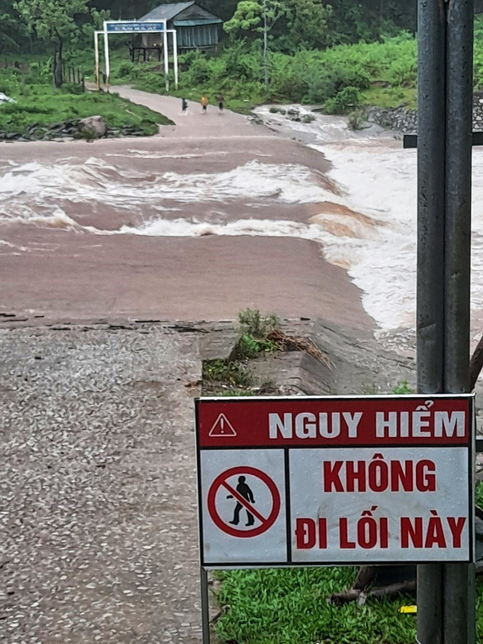 Mực nước ngầm Ka Ai, Ka Định ở xã Dân Hóa, huyện Minh Hoá và ngầm Cu Pi, Tà Cổ ở xã Trọng Hóa, huyện Minh Hoá (tỉnh Quảng Bình) dâng cao từ 0,5 – 1m, giao thông đi lại khó khăn. Ảnh: TTXVN phát Nước lũ dâng gây ngập, chia cắt cục bộ thôn, bản khu vực biên giới tỉnh Quảng Bình ảnh 3