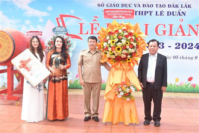Đồng chí Y Thanh Hà Niê Kđăm (thứ 2 từ phải sang), Ủy viên Ban Chấp hành Trung ương Đảng, Chủ tịch Hội đồng Dân tộc của Quốc hội, chia vui và tặng quà cho Trường Trung học Phổ thông Lê Duẩn. Ảnh: Nguyên Dung – TTXVN Học sinh Đắk Lắk nô nức đón năm học mới ảnh 1