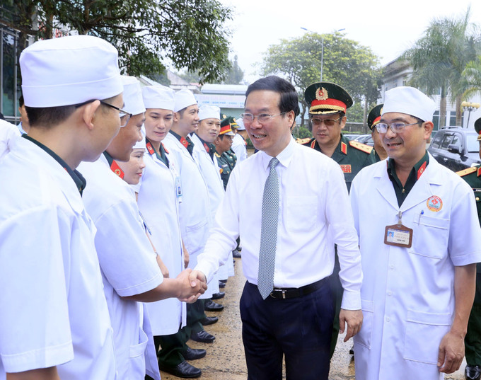 Chủ tịch nước Võ Văn Thưởng với các y bác sĩ Bệnh viện Quân y 15 (Binh đoàn 15). Ảnh: Thống Nhất – TTXVN Chủ tịch nước Võ Văn Thưởng thăm Binh đoàn 15 ảnh 4