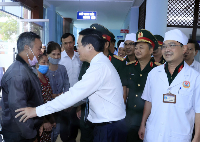 Chủ tịch nước Võ Văn Thưởng thăm hỏi nhân dân đến khám chữa bệnh tại Bệnh viện Quân y 15 (Binh đoàn 15). Ảnh: Thống Nhất – TTXVN Chủ tịch nước Võ Văn Thưởng thăm Binh đoàn 15 ảnh 5