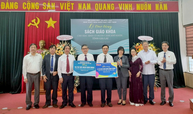 Đại diện Nhà xuất bản Giáo dục Việt Nam trao tặng bộ sách giáo khoa và Tủ sách dùng chung cho tỉnh Gia Lai. Ảnh: Quang Thái - TTXVN Gia Lai: Tiếp nhận hơn 18.700 bộ sách giáo khoa tặng học sinh nghèo, có hoàn cảnh khó khăn ảnh 1