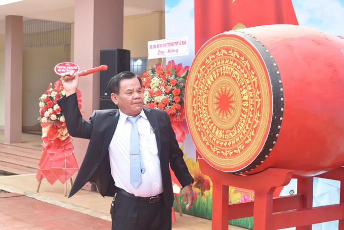 Tiếng trống khai giảng bắt đầu một năm học mới. Ảnh: Nguyên Dung – TTXVN Học sinh Đắk Lắk nô nức đón năm học mới ảnh 2