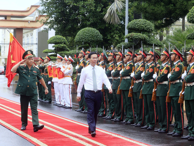 Chủ tịch nước Võ Văn Thưởng duyệt đội danh dự. Ảnh: Thống Nhất – TTXVN Chủ tịch nước Võ Văn Thưởng thăm Binh đoàn 15 ảnh 1