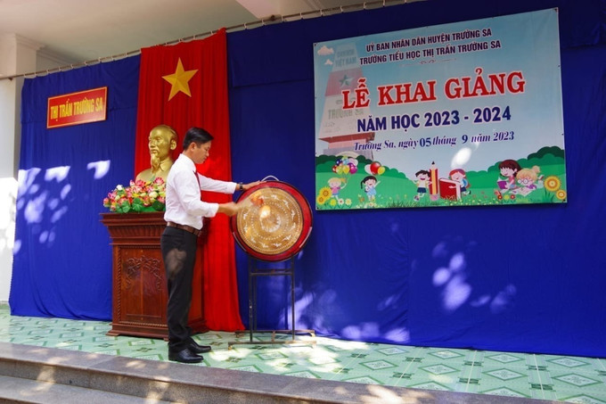 Ông Trần Quang Phú, Chủ tịch UBND thị trấn Trường Sa đánh trống khai giảng năm học mới tại trường Tiểu học thị trấn Trường Sa. Ảnh: TTXVN phát Khai giảng năm học mới ở huyện đảo Trường Sa ảnh 2