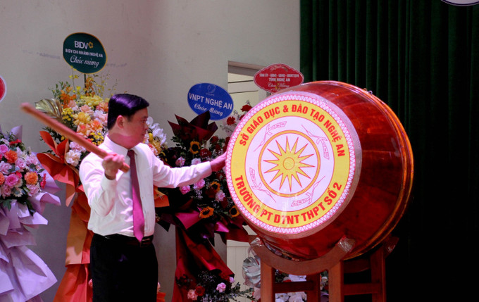 Đồng chí Thái Thanh Quý, Ủy viên Ban Chấp hành Trung ương Đảng, Bí thư Tỉnh ủy, Trưởng đoàn ĐBQH, Chủ tịch HĐND tỉnh Nghệ An đánh trống khai giảng năm học 2023 - 2024 tại Trường Phổ thông Dân tộc nội trú trung học phổ thông số 2. Ảnh: Văn Tý – TTXVN Nghệ An: Nâng cao chất lượng giáo dục vùng đồng bào dân tộc thiểu số và miền núi ảnh 2