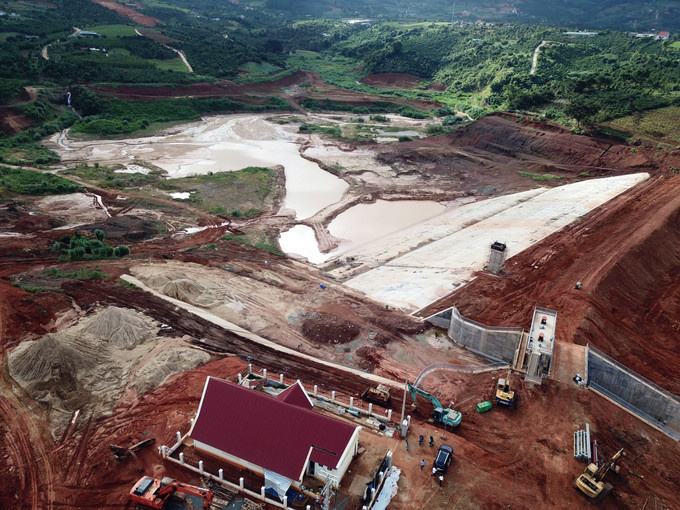 Toàn cảnh công trình hồ chứa nước Đông Thanh. Ảnh: Nguyễn Dũng-TTXVN Sự cố sạt trượt công trình hồ Đông Thanh: Giải quyết nhu cầu cấp bách cho dân ảnh 7