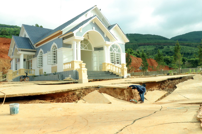 Căn biệt thự ven hồ bị sụt lún do dòng chảy ngầm. Ảnh: Nguyễn Dũng-TTXVN Sự cố sạt trượt công trình hồ Đông Thanh: Giải quyết nhu cầu cấp bách cho dân ảnh 3