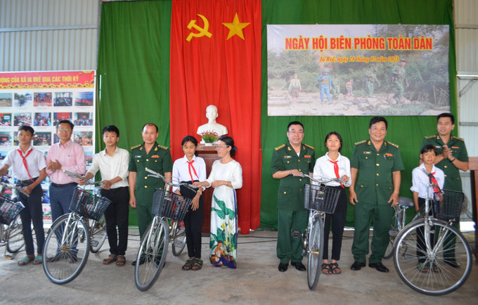 Bộ đội Biên phòng tỉnh Đắk Lắk tặng xe đạp cho học sinh có hoàn cảnh khó khăn trên địa bàn xã Ia Rvê. Ảnh: Tuấn Anh – TTXVN Phát huy sức dân trong bảo vệ an ninh biên giới, chủ quyền lãnh thổ ở xã Ia Rvê ảnh 2