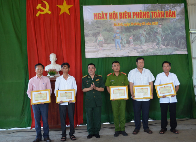 Bộ Chỉ huy Bộ đội Biên phòng tỉnh Đắk Lắk trao Giấy khen tập thể, cá nhân có thành tích xuất sắc trong tham gia thực hiện phong trào toàn dân tham gia bảo vệ chủ quyền lãnh thổ, an ninh biên giới quốc gia trong tình hình mới của xã Ia Rvê. Ảnh: Tuấn Anh – TTXVN Phát huy sức dân trong bảo vệ an ninh biên giới, chủ quyền lãnh thổ ở xã Ia Rvê ảnh 1