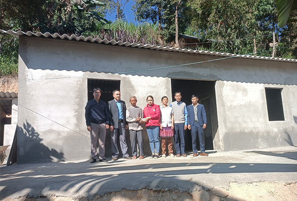 Hội Chữ thập đỏ Hà Giang trao mái ấm nhân đạo cho người dân vùng biên. Ảnh: redcross.org.vn Hỗ trợ đồng bào vùng biên xây dựng nhà và tạo sinh kế ảnh 1