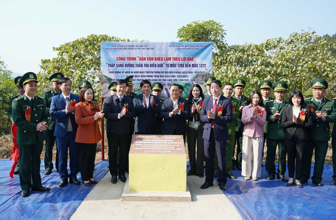 Khánh thành công trình đường nhánh kiểm tra mốc quốc giới 1258 và công trình thắp sáng đường tuần tra biên giới mốc quốc giới 1258 tại xã Tam Gia, huyện Lộc Bình. Ảnh: Anh Tuấn – TTXVN Ngày Biên phòng toàn dân: Gắn kết tình quân dân khu vực biên giới ảnh 3
