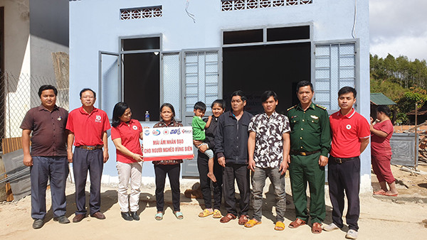 Hội Chữ thập đỏ tỉnh Kon Tum trao mái ấm nhân đạo cho người dân vùng biên. Ảnh: redcross.org.vn Hỗ trợ đồng bào vùng biên xây dựng nhà và tạo sinh kế ảnh 3