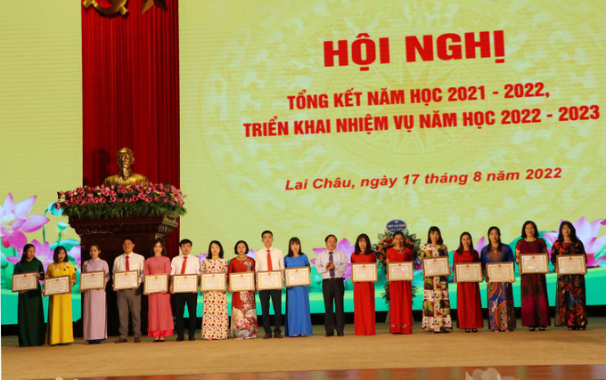 Phó Chủ tịch Thường trực UBND tỉnh Lai Châu Tống Thanh Hải tặng danh hiệu chiến sĩ thi đua tỉnh Lai Châu cho các cá nhân có thành tích xuất sắc. Ảnh: Đinh Thùy – TTXVN Tiếp tục nâng cao chất lượng giáo dục vùng cao Lai Châu ảnh 3