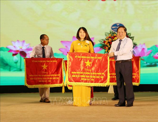 Phó Chủ tịch Thường trực UBND tỉnh Lai Châu Tống Thanh Hải tặng Cờ thi đua cho các tập thể có thành tích xuất sắc trong năm học 2021-2022. Ảnh: Đinh Thùy - TTXVN Tiếp tục nâng cao chất lượng giáo dục vùng cao Lai Châu ảnh 1