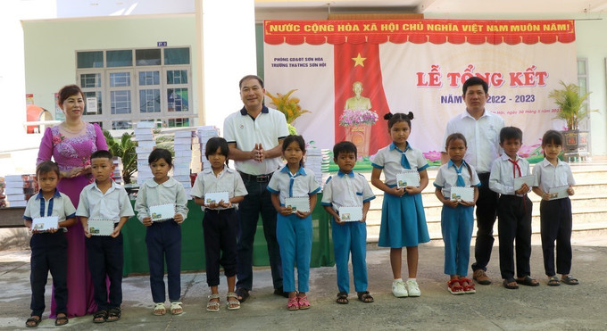 Đại diện Chi hội Nhà báo thường trú tại tỉnh Phú Yên trao tặng quà cho học sinh Trường Tiểu học và THCS xã Sơn Hội. Ảnh: Xuân Triệu - TTXVN Trao tặng giếng nước sạch và hàng trăm suất quà cho học sinh huyện miền núi ở Phú Yên ảnh 5