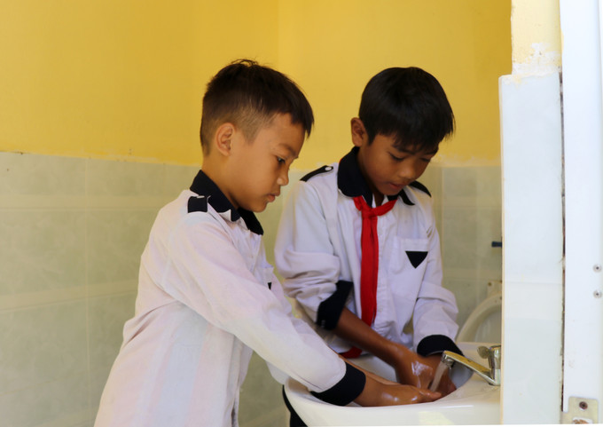 Các em học sinh ở điểm trường thôn Hòa Ngãi (xã Sơn Định) được sử dụng nước sạch để vệ sinh cá nhân. Ảnh: Xuân Triệu - TTXVN Trao tặng giếng nước sạch và hàng trăm suất quà cho học sinh huyện miền núi ở Phú Yên ảnh 3