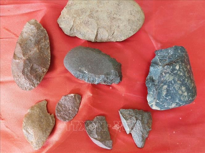 Di vật đá chủ yếu là các công cụ đá ghè đẽo, mảnh tước, cuội nguyên liệu và chày nghiền. Ảnh: Đức Tưởng - TTXVN Nhiều bất ngờ thú vị sau khai quật di chỉ Bến Mậu A ảnh 3