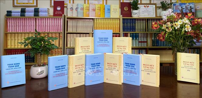 Nhà xuất bản Chính trị quốc gia Sự thật giới thiệu hai cuốn sách của đồng chí Tổng Bí thư Nguyễn Phú Trọng. Ảnh: TTXVN/phát Giới thiệu hai cuốn sách của Tổng Bí thư Nguyễn Phú Trọng ảnh 1