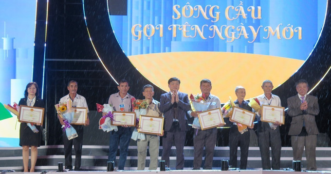UBND thị xã Sông Cầu (tỉnh Phú Yên) vinh danh người nuôi tôm hùm tiêu biểu. Ảnh: Xuân Triệu -TTXVN Phú Yên: Xác lập kỷ lục 100 món ăn từ tôm hùm ảnh 1