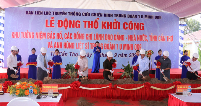 Quang cảnh lễ khởi công. Ảnh: Ngọc Thiện- TTXVN Cần Thơ: Xây dựng Khu tưởng niệm Bác Hồ, các đồng chí lãnh đạo Đảng, Nhà nước và Anh hùng liệt sỹ ảnh 1