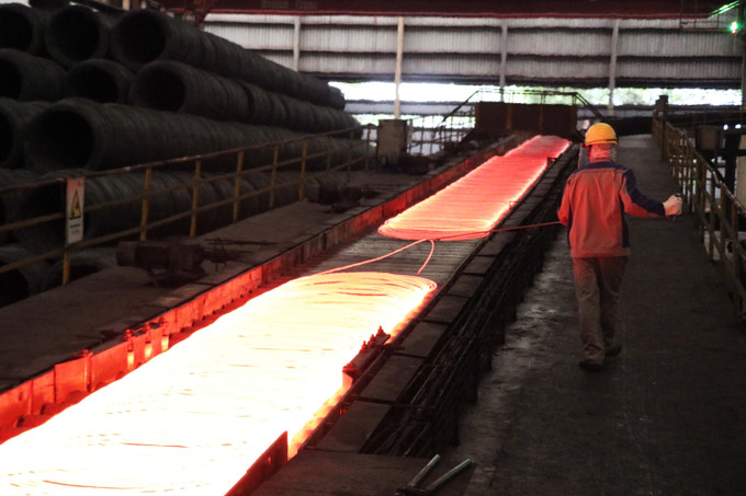 Sản xuất phôi thép tại nhà máy của Công ty TNHH Gang thép Tuyên Quang. Ảnh: Vũ Quang- TTXVN Sớm đưa Tuyên Quang trở thành tỉnh phát triển khá, toàn diện, bền vững trong khu vực ảnh 2