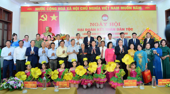 Chủ tịch Quốc hội Vương Đình Huệ, Phó Chủ tịch Thường trực Quốc hội Trần Thanh Mẫn cùng các đại biểu và nhân dân phường Quán Thánh, Hà Nội. Ảnh: Minh Đức – TTXVN Chủ tịch Quốc hội Vương Đình Huệ dự Ngày hội Đại đoàn kết toàn dân tộc tại phường Quán Thánh, Hà Nội ảnh 5