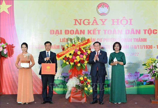 Chủ tịch Quốc hội Vương Đình Huệ tặng hoa chúc mừng Ngày hội Đại đoàn kết toàn dân tộc liên địa bàn dân cư phường Quán Thánh, quận Ba Đình, Hà Nội. Ảnh: Minh Đức -–TTXVN Chủ tịch Quốc hội Vương Đình Huệ dự Ngày hội Đại đoàn kết toàn dân tộc tại phường Quán Thánh, Hà Nội ảnh 1
