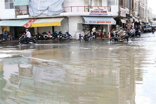 Đường nội ô tại Cà Mau thường xuyên bị ngập mỗi khi có triều cường. Ảnh: Kim Há-TTXVN Cà Mau: 349 căn nhà bị ngập do mưa to kết hợp với triều cường dâng cao ảnh 1