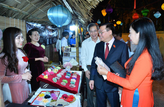 Chủ tịch Quốc hội Vương Đình Huệ thăm các gian hàng tại Ngày hội Đại đoàn kết toàn dân tộc liên địa bàn dân cư phường Quán Thánh, quận Ba Đình (Hà Nội). Ảnh: Minh Đức – TTXVN Chủ tịch Quốc hội Vương Đình Huệ dự Ngày hội Đại đoàn kết toàn dân tộc tại phường Quán Thánh, Hà Nội ảnh 4