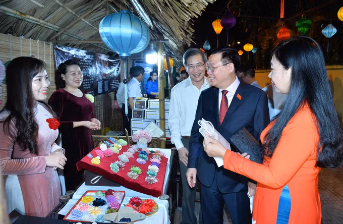 Chủ tịch Quốc hội Vương Đình Huệ dự Ngày hội Đại đoàn kết toàn dân tộc tại phường Quán Thánh, Hà Nội ảnh 4