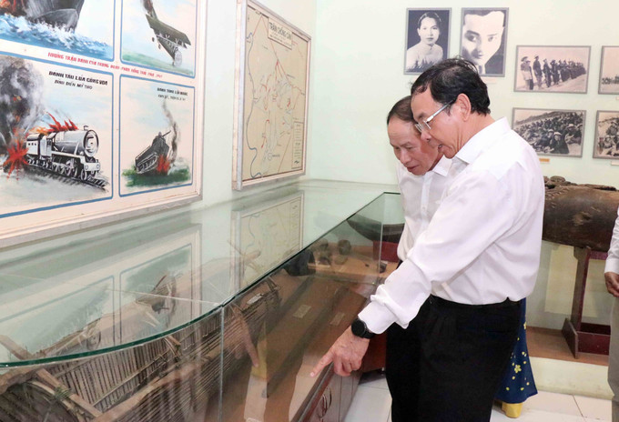 Bí thư Thành ủy Thành phố Hồ Chí Minh Nguyễn Văn Nên và Phó Chủ tịch, Tổng Thư ký UBTW MTTQ Việt Nam Lê Tiến Châu tham quan Nhà truyền thống cách mạng trong Khu di tích Lịch sử Láng Le Bàu Cò tại xã Tân Nhựt, huyện Bình Chánh. Ảnh: Xuân Khu-TTXVN Bí thư Thành ủy Thành phố Hồ Chí Minh dự Ngày hội Đại đoàn kết toàn dân tộc tại khu dân cư ảnh 5