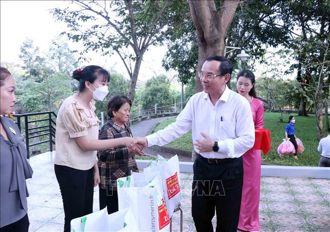 Bí thư Thành ủy Thành phố Hồ Chí Minh Nguyễn Văn Nên tặng quà người dân tại Ngày hội Đại đoàn kết toàn dân tộc khu dân cư ấp 1, xã Bình Chánh, huyện Bình Chánh. Ảnh: Xuân Khu-TTXVN Bí thư Thành ủy Thành phố Hồ Chí Minh dự Ngày hội Đại đoàn kết toàn dân tộc tại khu dân cư ảnh 1