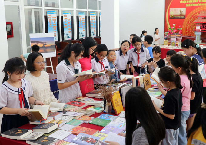 Đông đảo bạn đọc thiếu nhi đọc sách tại Thư viện tỉnh Ninh Thuận. Ảnh: Công Thử - TTXVN Ninh Thuận tạo sân chơi bổ ích cho trẻ, phát triển văn hóa đọc ảnh 3