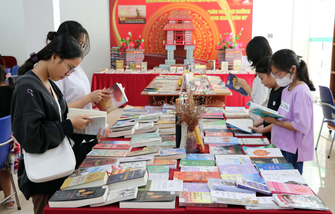 Bạn đọc đến tìm đọc sách tại Thư viện tỉnh Ninh Thuận. Ảnh: Công Thử - TTXVN Ninh Thuận tạo sân chơi bổ ích cho trẻ, phát triển văn hóa đọc ảnh 2
