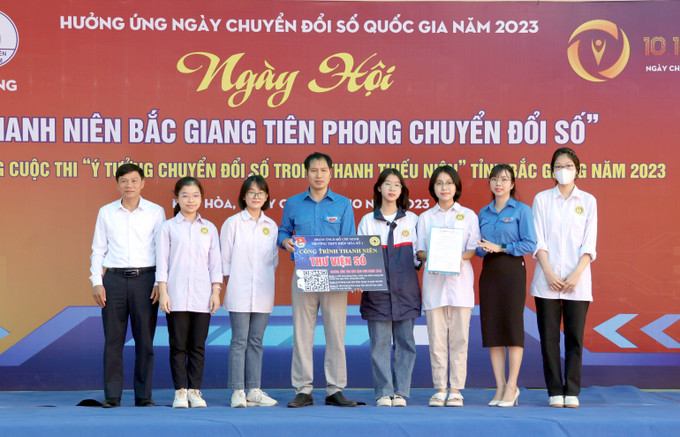 Ra mắt “Thư viện số” Trường THPT Hiệp Hòa số 1, huyện Hiệp Hòa, Bắc Giang. Ảnh: Đồng Thúy-TTXVN Thanh niên Bắc Giang tiên phong chuyển đổi số ảnh 3