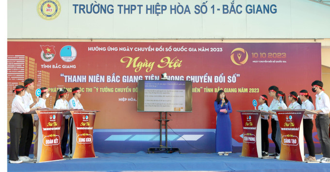 Đoàn viên, thanh niên tham gia Hội thi “Thanh niên với chuyển đổi số”. Ảnh: Đồng Thúy-TTXVN Thanh niên Bắc Giang tiên phong chuyển đổi số ảnh 4