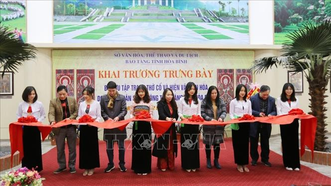 Đại biểu cắt băng khai trương phòng trưng bày "Bộ sưu tập Tranh thờ cổ và hiện vật văn hóa". Ảnh: Trọng Đạt-TTXVN Tiến tới Đại hội XIII của Đảng: Hòa Bình khai trương phòng trưng bày "Bộ sưu tập Tranh thờ cổ và hiện vật văn hóa" ảnh 2
