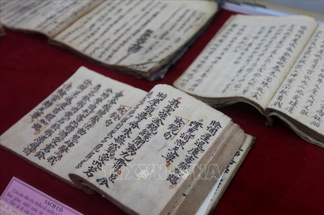 Một cuốn sách nằm trong bộ sách về y khoa, tâm linh... của đồng bào các dân tộc thiểu số miền núi phía Bắc được trưng bày. Ảnh: Trọng Đạt-TTXVN Tiến tới Đại hội XIII của Đảng: Hòa Bình khai trương phòng trưng bày "Bộ sưu tập Tranh thờ cổ và hiện vật văn hóa" ảnh 4
