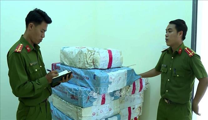 Lực lượng Công an thu giữ hàng nhập lậu trái phép. Ảnh: Quang Thái - TTXVN Gia Lai: Đảm bảo bình yên, kiểm soát phòng, chống dịch COVID-19 tại khu vực biên giới ảnh 1
