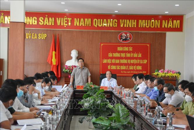 Đoàn công tác làm việc với Ban Thường vụ Huyện ủy Ea Súp. Ảnh: Tuấn Anh – TTXVN Vụ phá hơn 382 ha rừng tại Đắk Lắk: Điều tra và xử lý nghiêm vụ việc ảnh 3