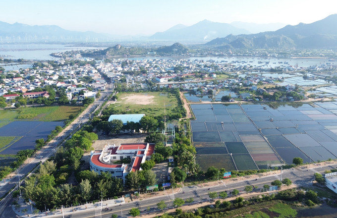Một góc huyện Ninh Hải, địa phương đạt chuẩn huyện nông thôn mới của tỉnh Ninh Thuận. Ảnh: Nguyễn Thành – TTXVN Ninh Thuận: Tháo nút thắt, huy động nguồn lực đẩy nhanh lộ trình xây dựng nông thôn mới ảnh 2
