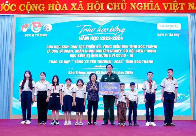 Trao học bổng Vừ A Dính cho học sinh dân tộc thiểu số, vùng biển đảo tỉnh Sóc Trăng ảnh 1