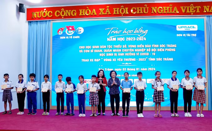 Trao học bổng Vừ A Dính cho học sinh dân tộc thiểu số, vùng biển đảo tỉnh Sóc Trăng ảnh 3