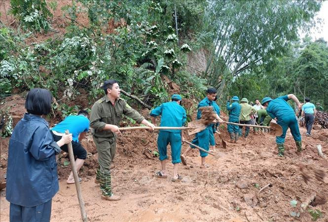 Khắc phục điểm sạt lở trên đường giao thông tại xã Hòa Cuông, huyện Trấn Yên, tỉnh Yên Bái. Ảnh: TTXVN phát Mưa lớn kéo dài gây nhiều thiệt hại tại Yên Bái ảnh 4