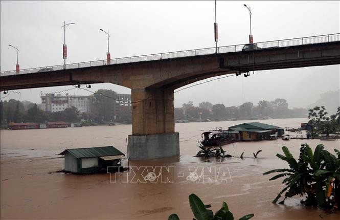 Mực nước sông Lô, địa phận thành phố Tuyên Quang đang dâng khá cao. Ảnh: Quang Đán - TTXVN Tuyên Quang: Mưa lớn làm 2 người chết, 4 người bị thương ảnh 1