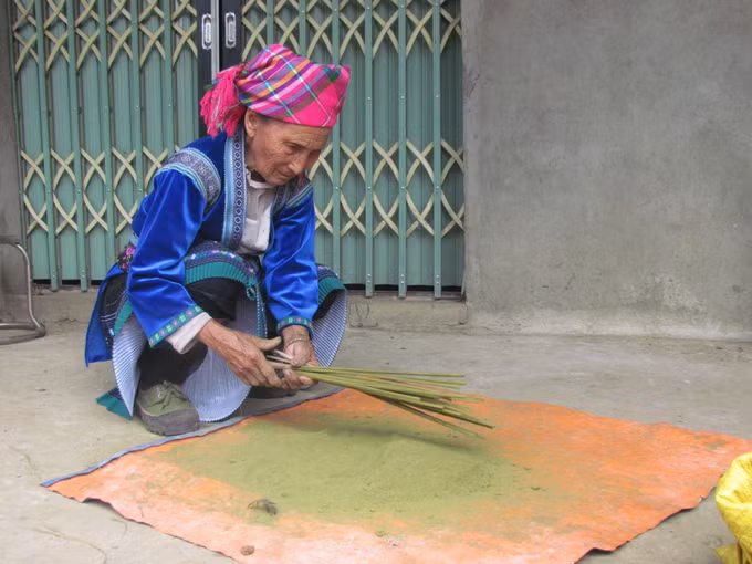 Bà Thào Thị Nhừ, dân tộc Mông, 90 tuổi ở bản Dền Thàng A, xã Dào San, huyện Phong Thổ (Lai Châu) làm hương được 60 năm nay, giúp gia đình lưu giữ nghề làm hương truyền thống.