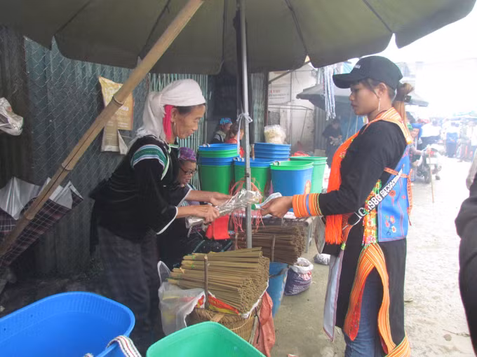 Nghề làm hương truyền thống giúp bà con xã Dào San, huyện Phong Thổ (Lai Châu) có thêm thu nhập trong mỗi phiên chợ.