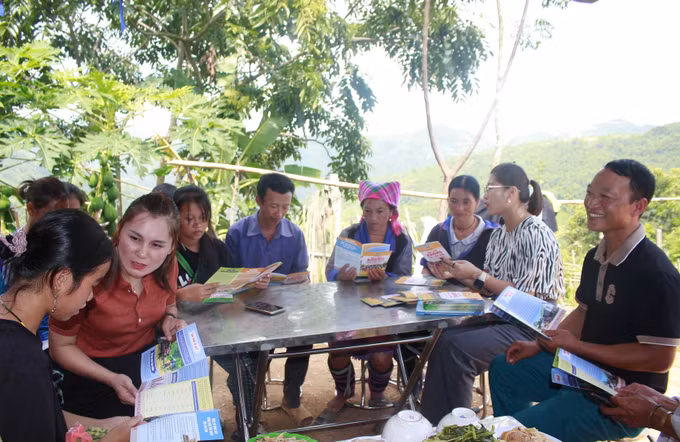 Tuyên truyền cho người dân tại xã Mường Cang (Than Uyên, Lai Châu) về Luật Hôn nhân và Gia đình, Luật Bình đẳng giới...